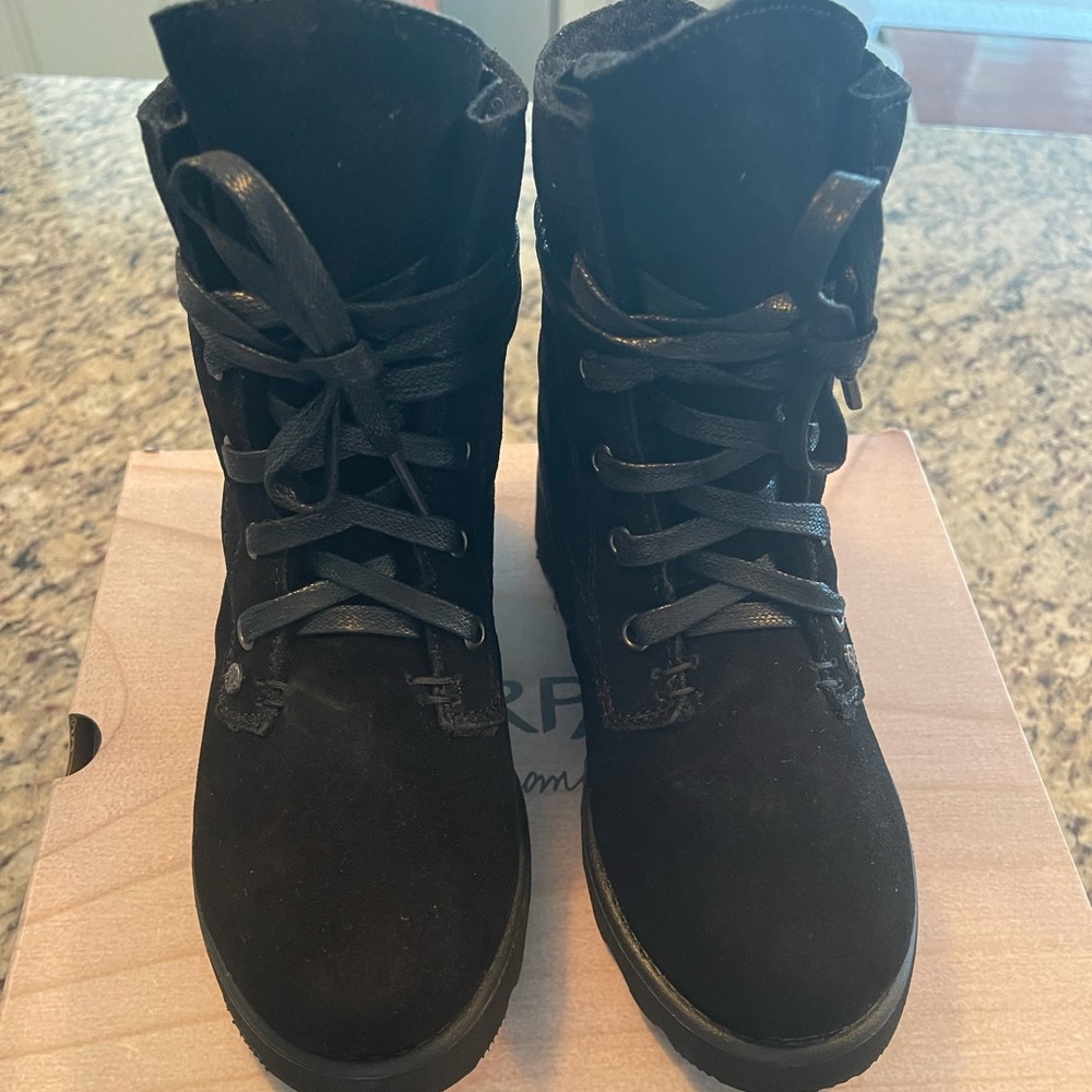 Brand New in box Bearpaw boots, 13 girls